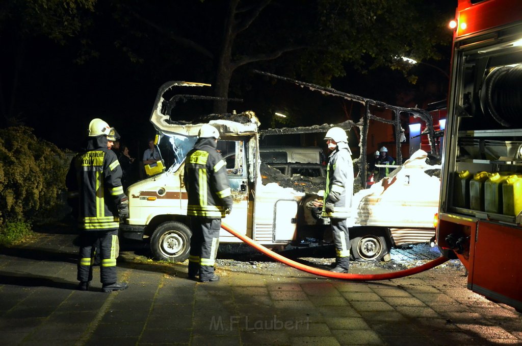Auto 1 Wohnmobil ausgebrannt Koeln Gremberg Kannebaeckerstr P5410.JPG - Miklos Laubert